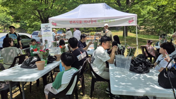 강희숙 조선대학교 기후위기대응 융합인재양성사업단 단장이 16일 열린 '제4회 CSU텃밭정원 만들기' 기후농부학교 프로그램 일환 반려식물 미니장미 심기행사에서 인사말을 하고 있다.
