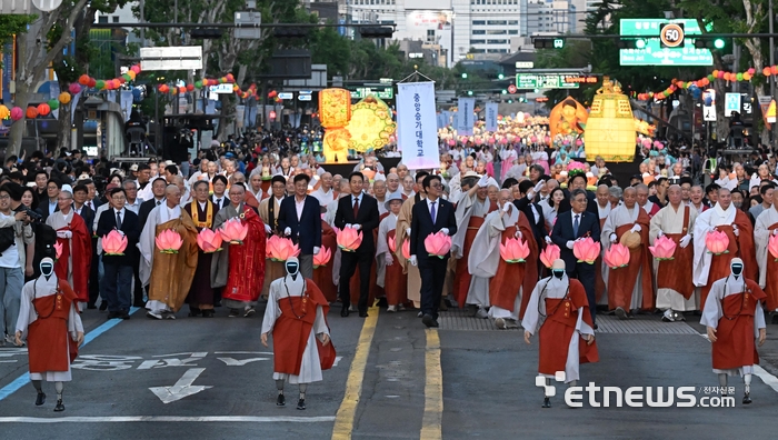 [포토] 로봇스님과 함께하는 2026 연등회