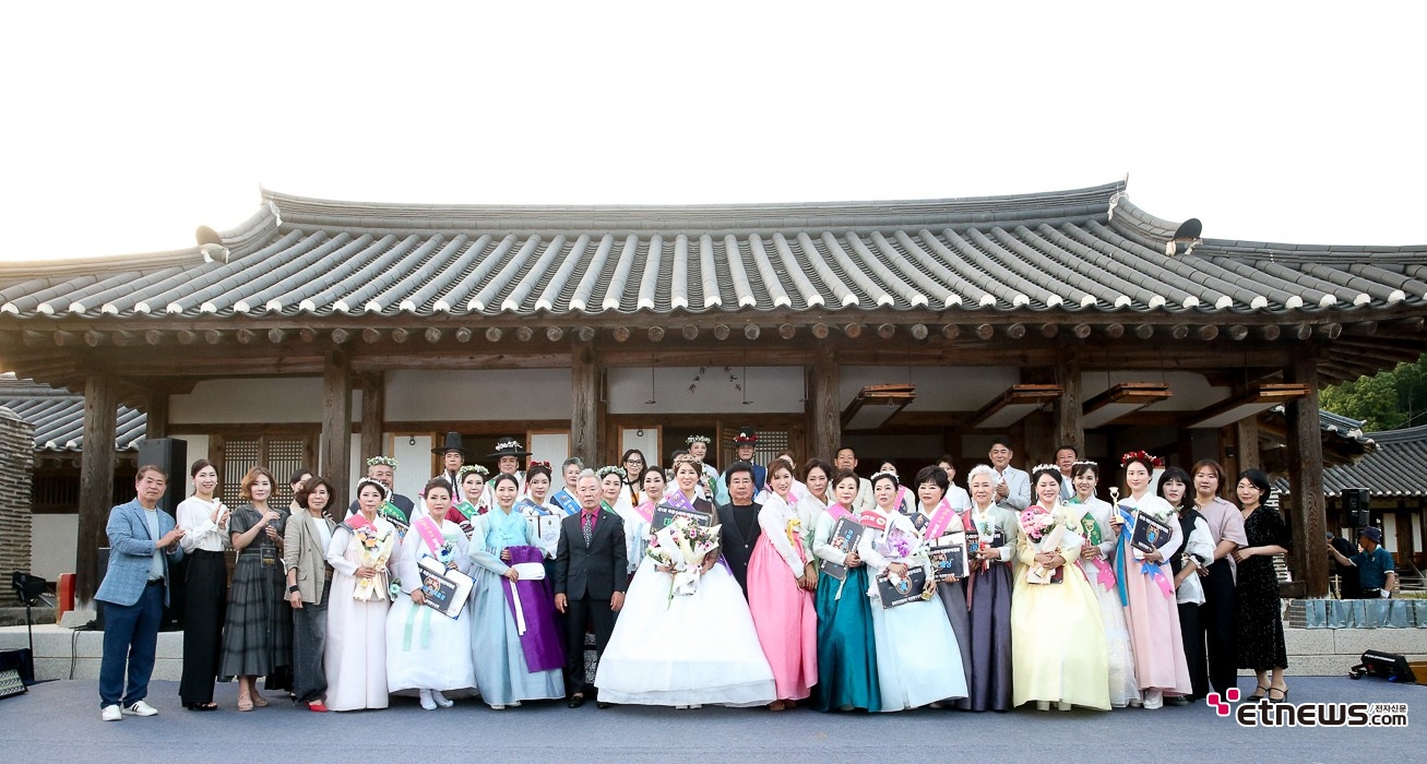 [ET포토] 제1회 육영수 여사 정통한복모델대회 수상자와 심사의원들