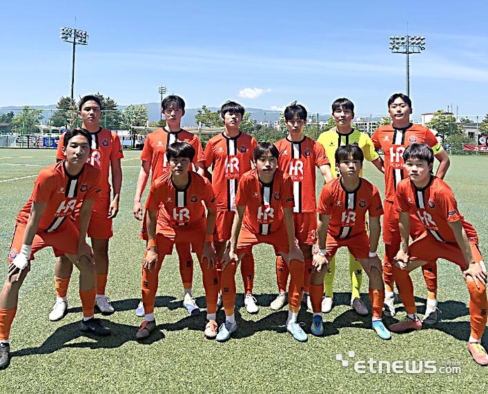 HR축구센터 U-17/ 서울 대한FC경기전 2학년 주전들이 기념촬영을 하고 있다.