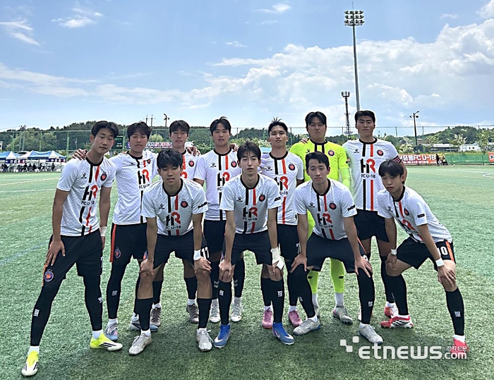 HR축구센터 U-18/ 경기 능곡고경기전 3학년 주전들이 기념촬영을 하고 있다