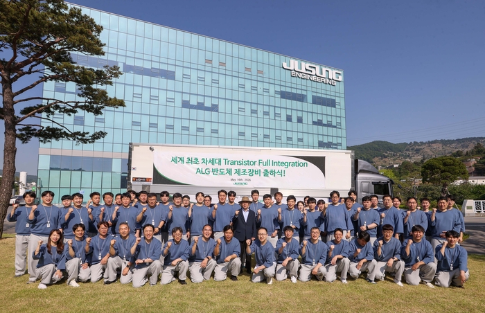 주성엔지니어링은 지난 16일 세계 최초 차세대 트랜지스터 풀 통합 ALG 반도체 제조 장비 출하식을 개최했다.(사진=주성엔지니어링)