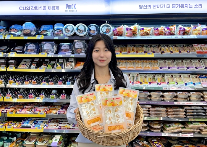 CU는 겨울부터 봄 시즌 한정으로 판매하던 생과일 샌드위치를 상시 판매 상품으로 확대한다고 17일 밝혔다.