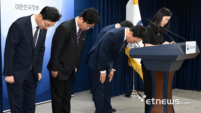 [포토] 고개숙여 인사하는 김민석 총리