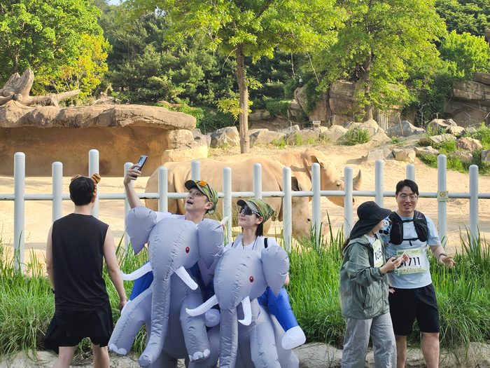 '갤럭시 워치런 @사파리' 참가자들이 동물과 함께 사진을 촬영하며 러닝을 즐기는 모습