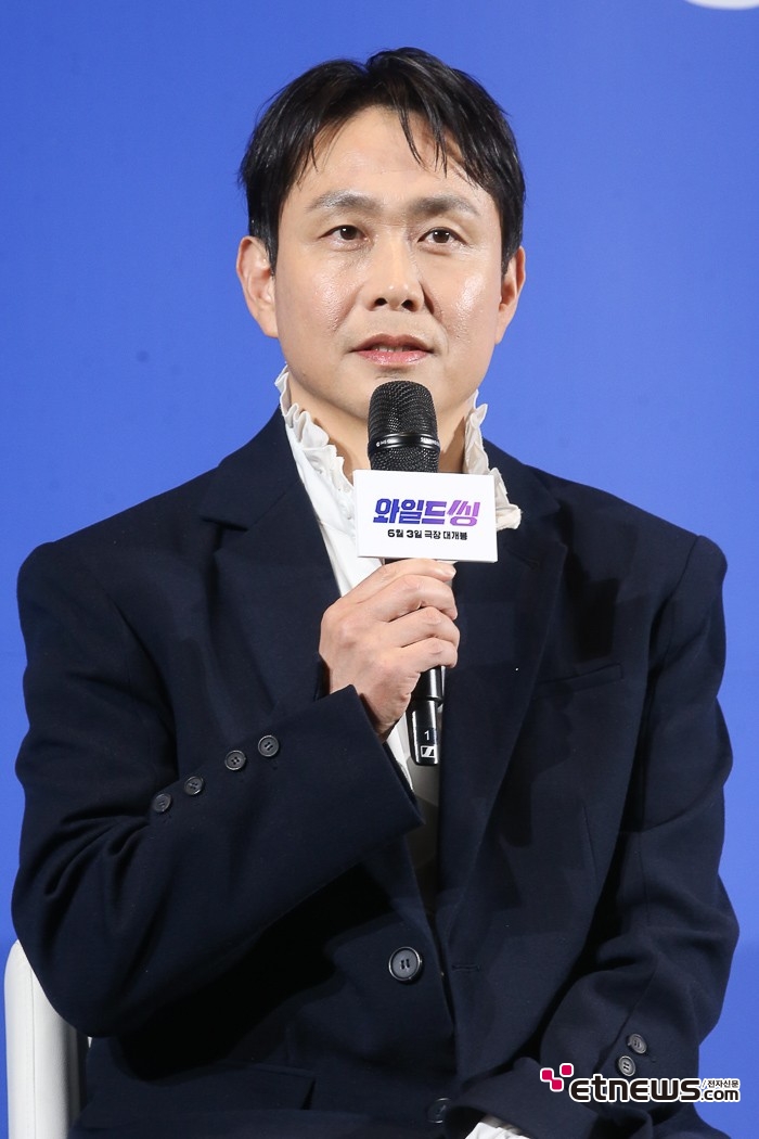 [ET포토] 오정세, '카라에 포인트 주고'