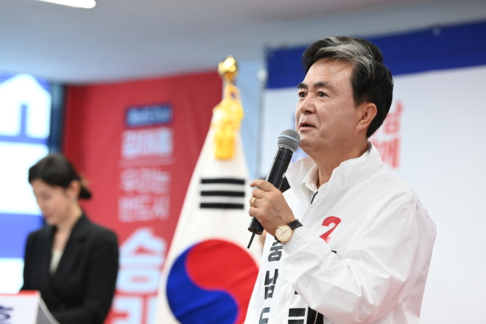 김태흠 국민의힘 충남도지사 후보가 18일 선거사무소 '더쎈충남캠프'에서 공약을 발표했다.