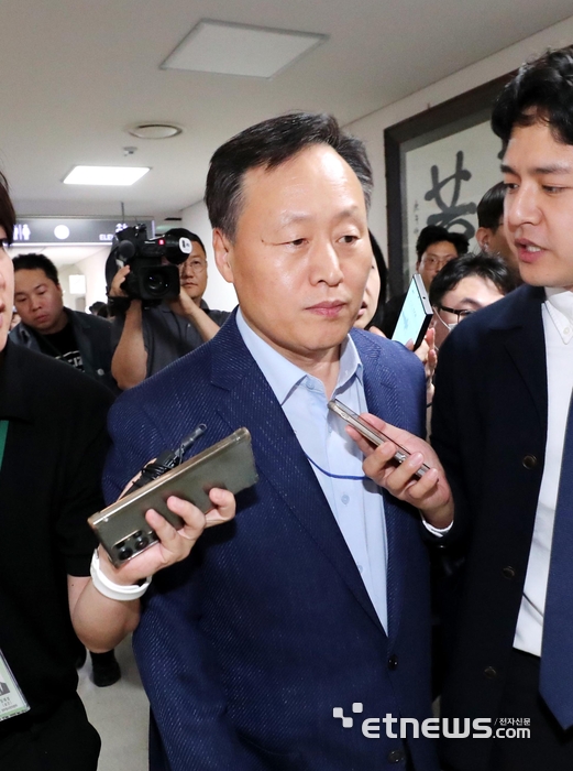 [포토] 취재진 질문에 답하는 여명구 DS피플팀장