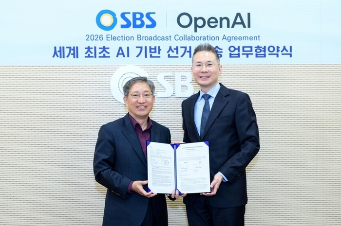 김경훈 오픈AI 코리아 총괄대표(오른쪽)가 방문신 SBS 사장과 업무협약식에서 사진촬영하고 있다. ⓒ오픈AI