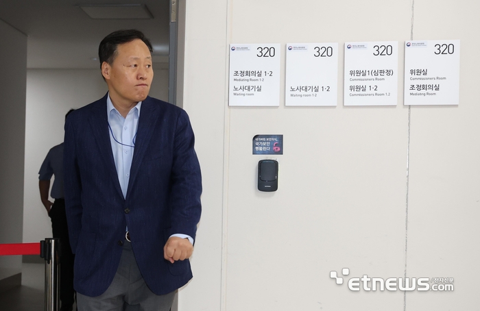 [포토] 휴식 위해 회의장 나서는 여명구 사측 대