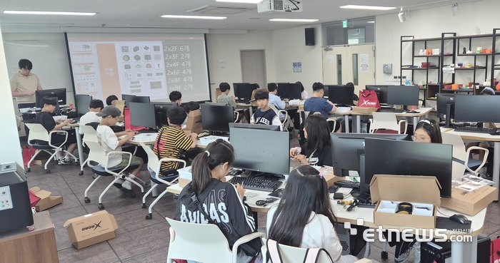 금오공대가 구미교육지원청과 토요 방과후 프로그램을 운영하고 있다. 사진은 코딩을 활용한 로봇제어 수업 모습