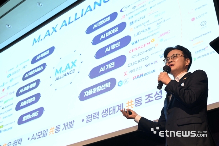 산업통상부와 한국중견기업연합회가 주최한 '김정관 산업통상부 장관 초청 제190회 중견기업 CEO 오찬 강연회'가 작년 11월 3일 서울 용산구 그랜드하얏트호텔에서 열렸다. 김정관 산업통상부 장관이 '새로운 대항해 시대:8대 키워드 A·L·L·I·A·N·C·E'를 주제로 강연을 하고 있다. 김민수기자 mskim@etnews.com