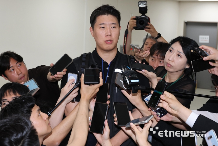 [포토] 취재진 질문에 답하는 최승호 위원장