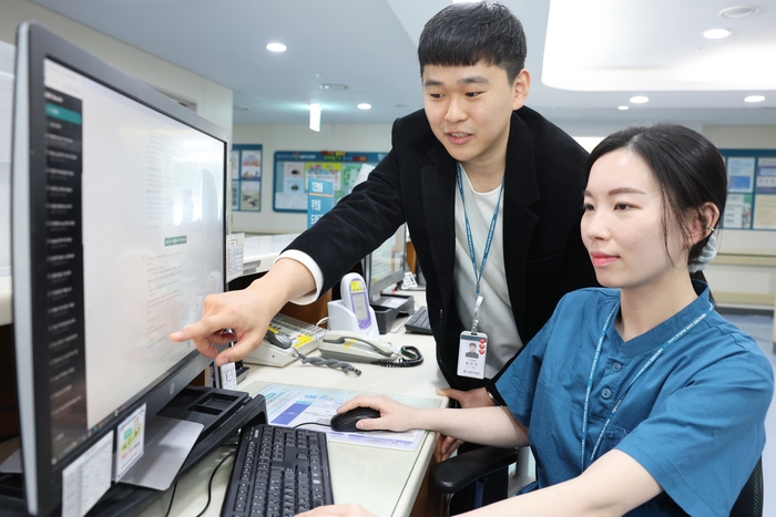 서울아산병원 IT전략팀과 간호교육행정팀 직원들이 프라이빗 AI 지식 검색 시스템을 사용해보고 있다. (사진=서울아산병원)