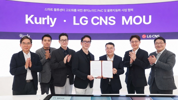 박상균 LG CNS 통신유통서비스사업부장(전무)(오른쪽 두번째)와 이준호 스마트물류&시티사업부장(전무)(오른쪽 세번째)가 허태영 컬리 COO 등 경영진과 기념촬영을 하고 있다.