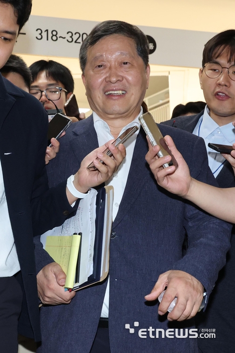 [포토] 회의장 들어가는 박수근 중노위원장