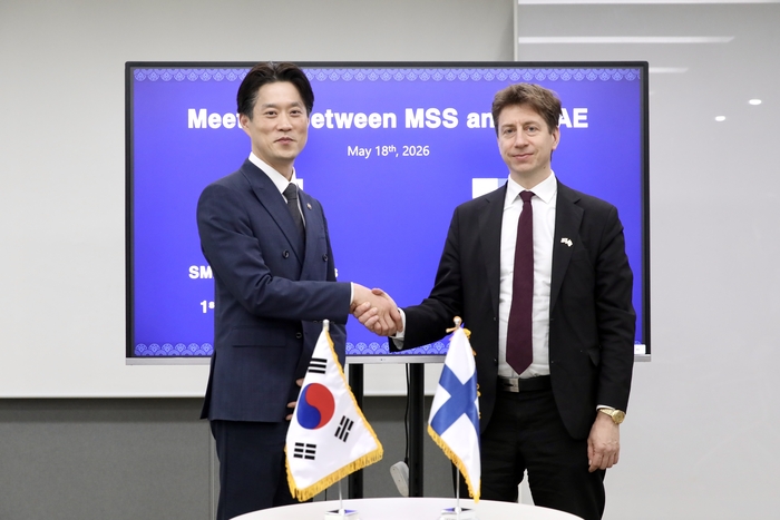 노용석 중소벤처기업부 제1차관이 18일 서울특별시 용산구 서울창조경제혁신센터에서 사카리 푸이스토(Sakari Puisto) 핀란드 경제부 장관과 기념촬영을 하고 있다.