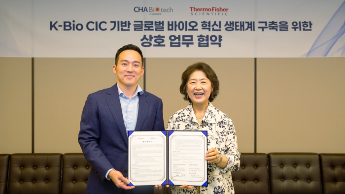 차원태 차바이오텍 대표(왼쪽)와 석수진 써모 피셔 사이언티픽 코리아 대표가 K바이오 CIC 기반 글로벌 바이오 혁신 생태계 구축을 위한 양해각서(MOU)를 체결했다.