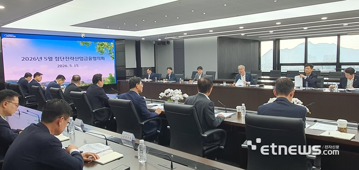 우리금융그룹은 지난 15일 임종룡 회장(뒷줄 오른쪽 세 번째) 주재로 '5월 첨단전략산업금융협의회'를 개최했다. 이번 5월 협의회에서는 청년과 중저신용자를 중심으로 한 금융지원 확대 방안이 중점적으로 논의됐다. [사진= 우리은행 제공]