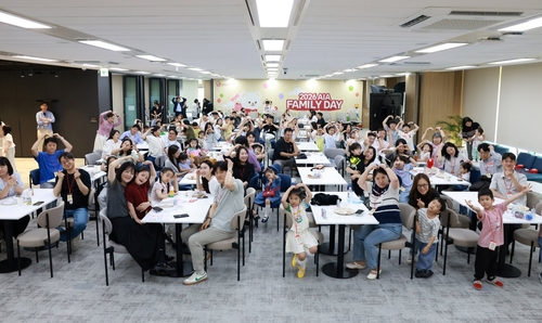 15일 AIA타워에서 AIA생명 임직원과 가족들이 AIA패밀리 데이 기념촬영을 하고 있다.(사진=AIA생명)