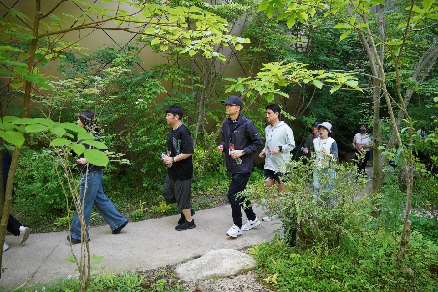 참가자들이 장호준 코치와 함께 슬로우 러닝을 실습하고 있다.