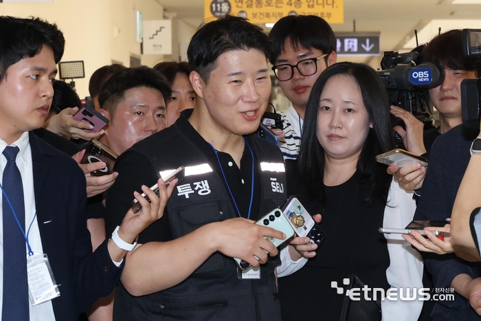 [포토] 취재진에 둘러쌓인 최승호 위원장