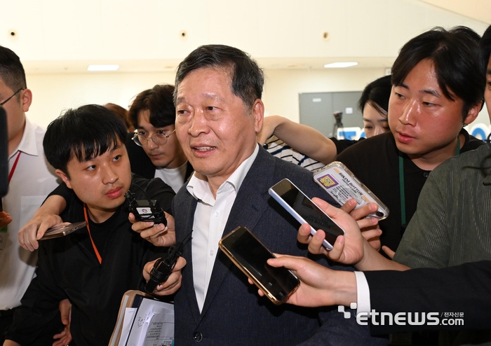 [포토] 취재진 질문에 답하는 박수근 중노위원장