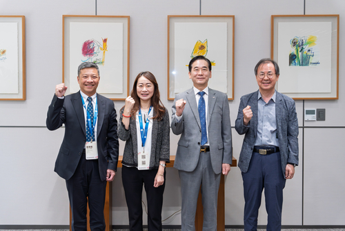 15일 서울 종로구 교보생명빌딩에서 열린 '한국-대만 사회정서학습 교류회'에서 왼쪽부터)란이천 대만 푸런대 총장, 쉬지아치엔 대만교육부 학생정책 및 특수교육과 부국장, 최화정 교보교육재단 이사장, 정창우 서울대 교수가 기념촬영을 하고 있다.(사진=교보생명)