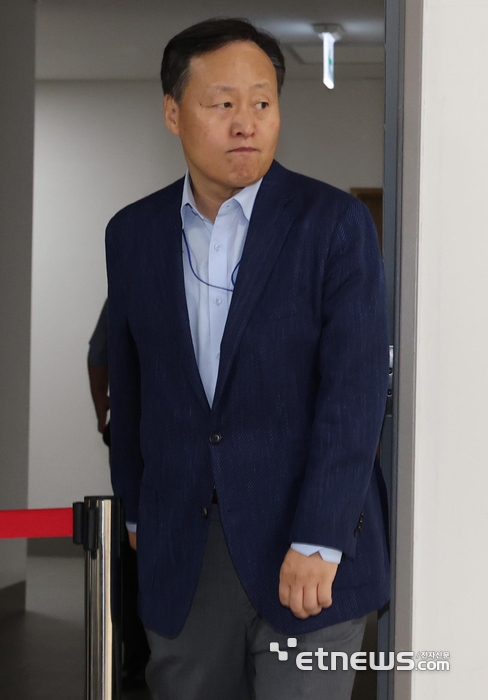 [포토] 휴식 위해 회의장 나서는 여명구