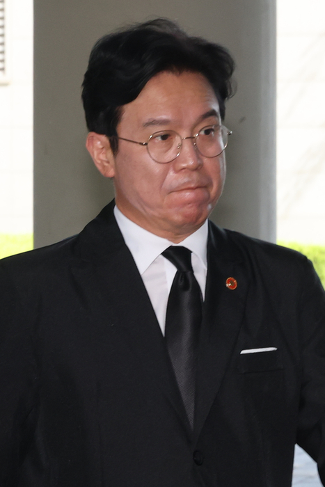 김영훈 고용노동부 장관이 삼성전자 노사 임금 협상을 위한 2차 사후조정 절차가 진행 중인 18일 정부세종청사 고용노동부에 도착해 집무실로 들어가고 있다. 연합뉴스.
