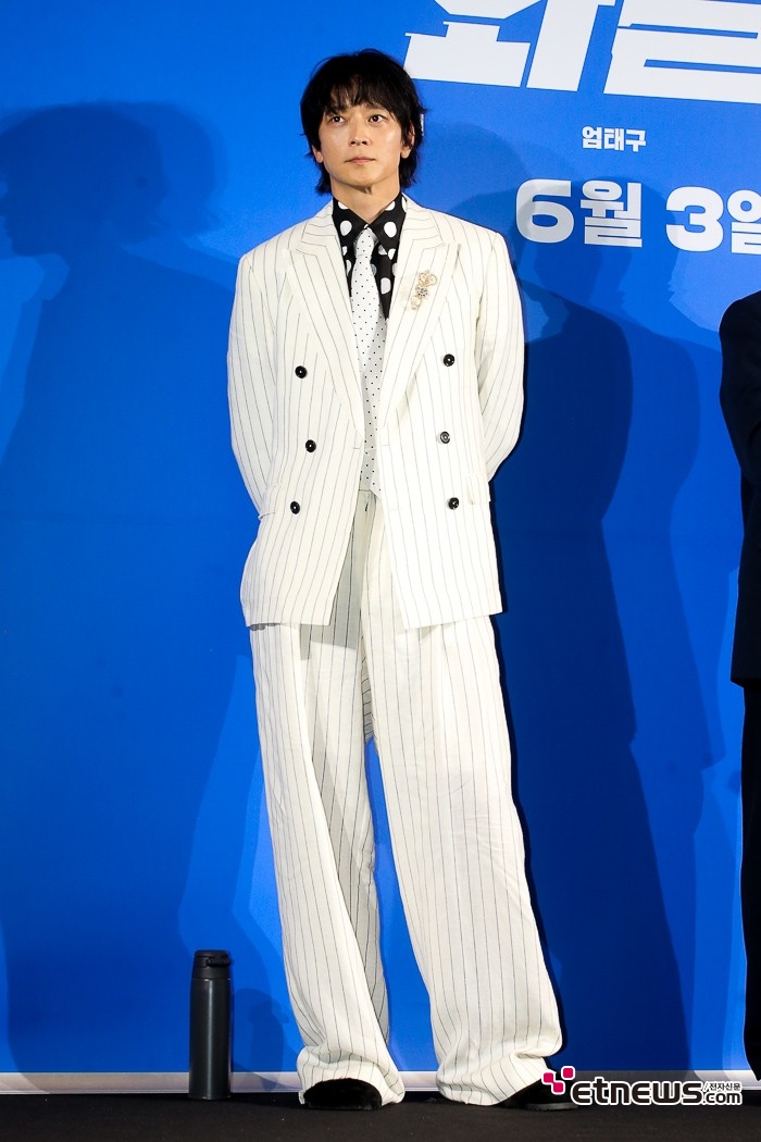 [ET포토] 강동원, '근사한 화이트 스트라이프 셋업'