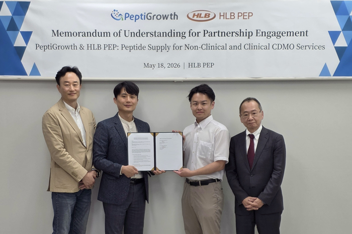 심경재 HLB펩 대표(왼쪽 두 번째)와 일본 펩티그로스 관계자들이 18일 광주 북구 HLB펩 본사에서 열린 업무협약식에서 기념촬영했다.(사진=HLB펩)
