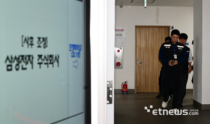[포토] 회의장 나서는 최승호 위원장