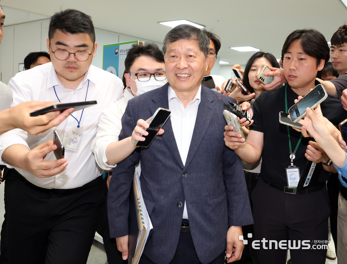 [포토] 환한 표정의 박수근 중노위원장