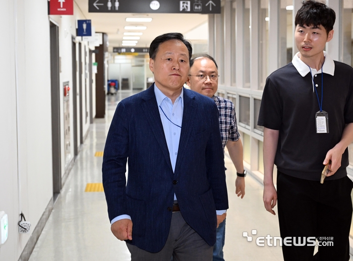 [포토] 다시 회의장 향하는 여명구 사측 대표