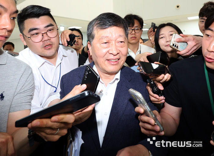 [포토] 취재진 질문에 답하는 박수근 중앙노동위원장