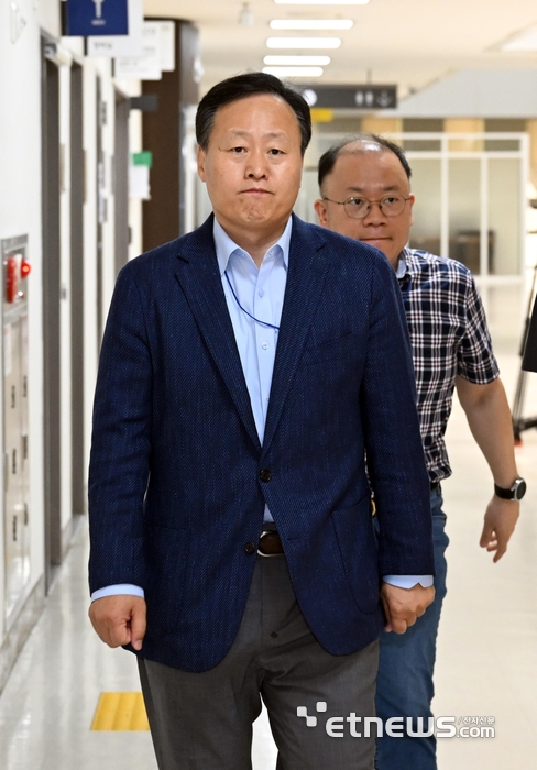 [포토] 다시 회의장 향하는 여명구 사측 대표