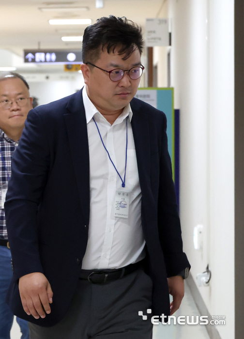 [포토] 사후조정 회의실로 향하는 김형로 삼성전자 부사장