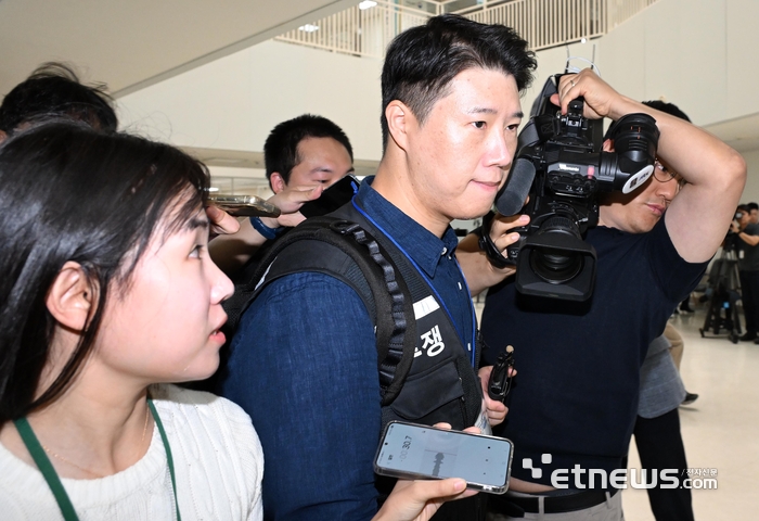 [포토] 굳은 표정으로 회의장 향하는 최승호 위원장