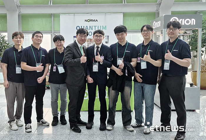 정현철 노르마 대표(왼쪽 네번째)가 부스에서 기념 사진을 촬영하고 있다. 〈노르마 제공〉