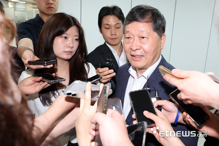 [포토] 취재진 질문에 답하는 박수근 중노위원장