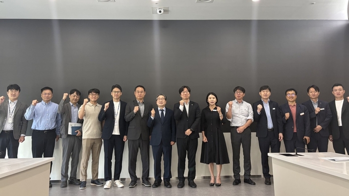 '나주시-한국에너지공과대학교 협업 사업 추진 상황 점검 회의'에 참석한 관계자들이 단체 기념사진을 찍고 있다.