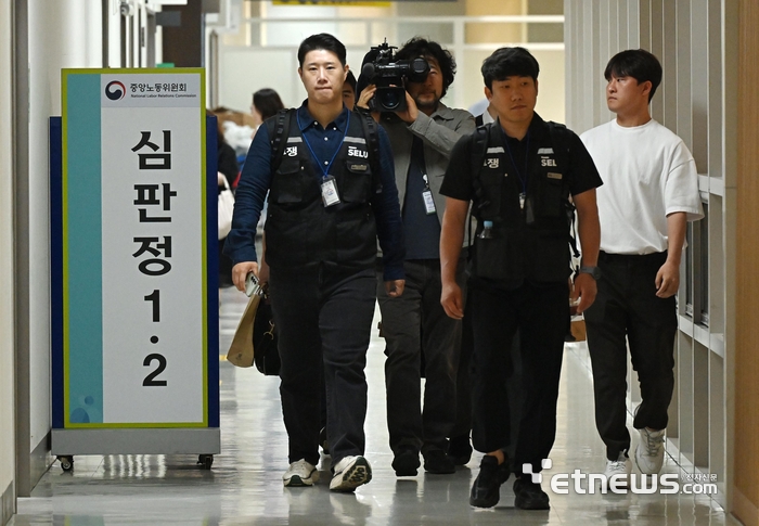 [포토] 조정회의실 향하는 최승호 위원장
