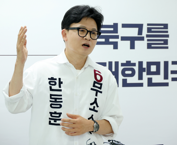 무소속 한동훈 부산 북갑 국회의원 보궐선거 후보가 19일 오전 부산 북구 선거사무소에서 공약 발표 기자회견을 열고 있다. 연합뉴스
