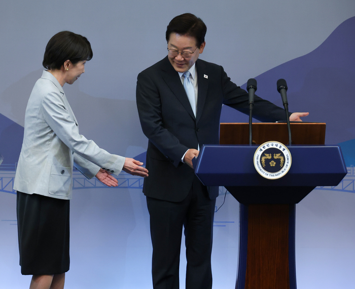 이재명 대통령이 19일 경북 안동 한 호텔에서 공동언론발표를 마친 뒤 다카이치 사나에 일본 총리를 안내하고 있다. 연합뉴스