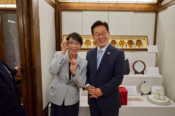 이재명 대통령이 19일 경북 안동 한 호텔에서 열린 다카이치 사나에 일본 총리와의 친교 일정에서 다카이치 총리가 선물한 안경을 쓰고 기념 촬영을 하고 있다. 왼쪽은 이재명 대통령의 안경을 쓴 다카이치 총리. 연합뉴스