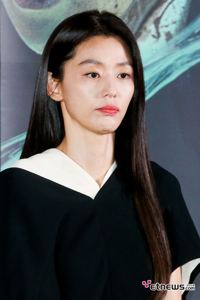 [ET포토] 전지현, '절제하는 표정'