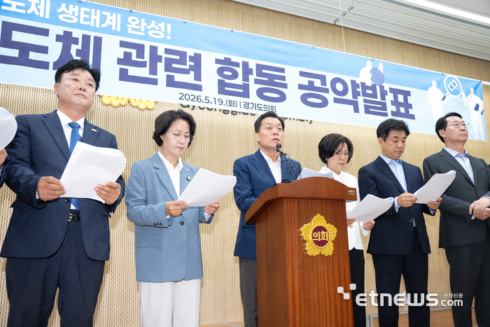 이재준 더불어민주당 수원특례시장 후보가 19일 경기도의회에서 열린 공동 기자회견에 참석해 경기남부 반도체 산업 생태계 조성과 광역교통망 확충을 수원 미래전략의 핵심 과제로 제시했다.