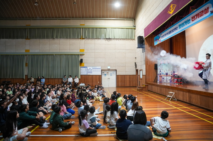 한국전기연구원이 용원초등학교에서 진행한 '찾아가는 전기교실' 과학마술 콘서트에서 연기대포를 시연하고 있다.