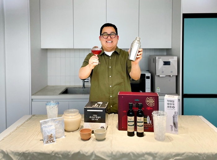 CU는 자신의 취향에 따라 막걸리와 칵테일을 직접 제조할 수 있는 DIY 키트 2종을 출시한다고 20일 밝혔다.